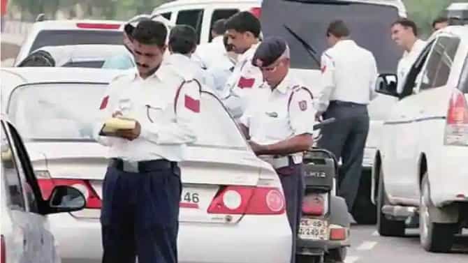 पोलिसाला कानशीलात लगावणे दुचाकीस्वारांना महागात पडले; मुंबई कोर्टाने सुनावली ही शिक्षा