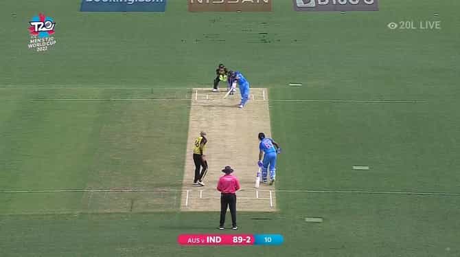 T20 World Cup 2022 : कोहलीने पुढे जाऊन मारला उत्तुंग षटकार, गोलंदाज पाहतच राहिला