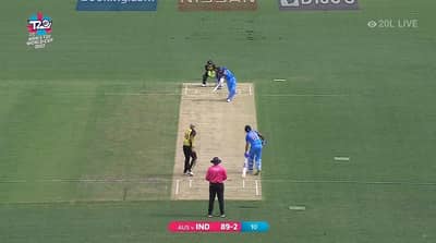 T20 World Cup 2022 : कोहलीने पुढे जाऊन मारला उत्तुंग षटकार, गोलंदाज पाहतच राहिला