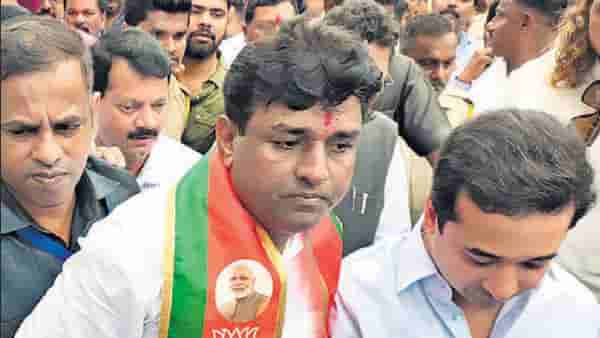 अपक्ष लढणार का? निराश आहात का? दबाव आहे का?; मुरजी काकांकडून तीन प्रश्नांची उत्तरे एका वाक्यात