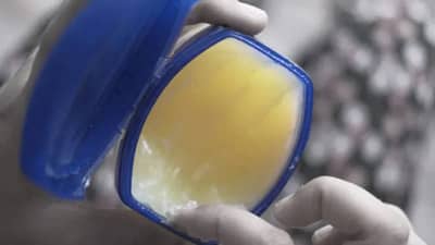 केवळ त्वचेसाठीच नव्हे तर केसांसाठीही फायदेशीर ठरते व्हॅसलीन! असा तयार करा हेअरपॅक