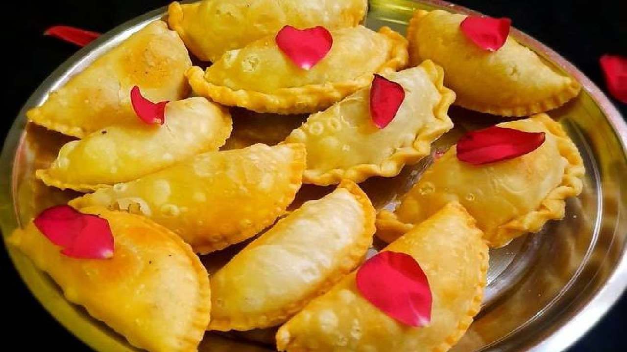 Karanji Recipe| करंजी गं करंजी, तुझ्या पोटात सुखाचं सारण, वाचा खुसखुशीत करंजीची सोपी रेसिपी!