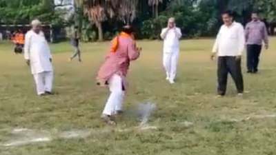 फटाके लावताना भाजपचे माजी आमदार तोंडावर पडले, व्हिडीओ व्हायरल