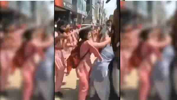 मुलींच्या गॅंग आपसात भिडल्या, ए धपाधप हाणामारी! काठ्या, लाथा, बुक्क्या...बापरे!