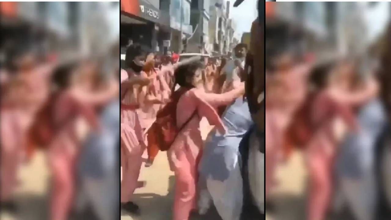 मुलींच्या गॅंग आपसात भिडल्या, ए धपाधप हाणामारी! काठ्या, लाथा, बुक्क्या...बापरे!