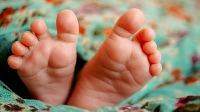 जिवंत बाळाला गोणीत भरलं, कचऱ्यातं फेकलं आणि... मन हेलावून टाकणारी घटना