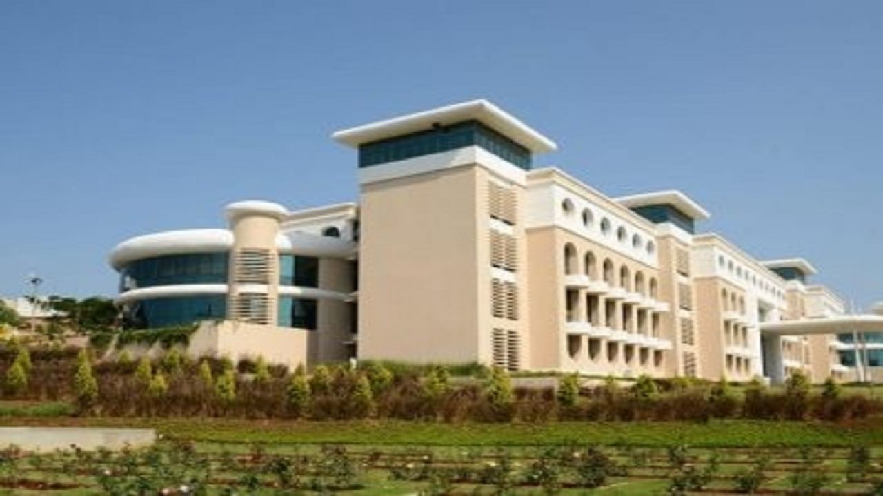 कॉलेजच्या आवारात दोन गटात तुफान हाणामारी, हाणामारीचा धक्कादायक व्हिडिओ समोर