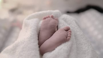 बाईकच्या बॉक्स डिक्कीतून नवजात बाळाचा मृतदेह नेण्याची दुर्दैवी वेळ वडिलांवर का आली?