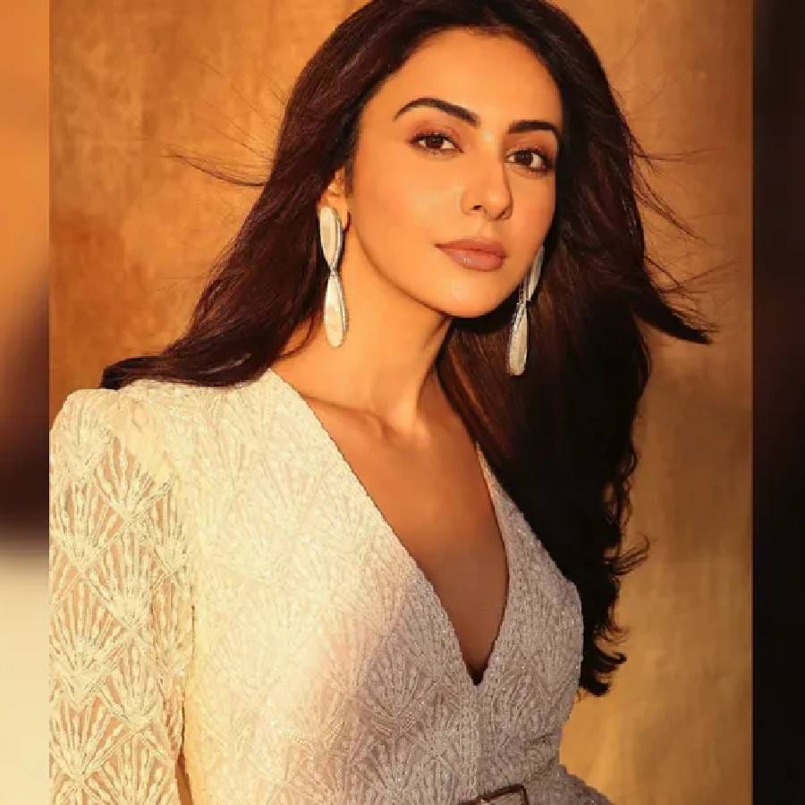 नुकताच रकुल प्रीत सिंहने तिच्या इंस्टाग्राम अकाउंटवर तिचे काही खास फोटो शेअर केले आहेत. रकुलचे हे फोटो व्हायरल होत आहेत. 