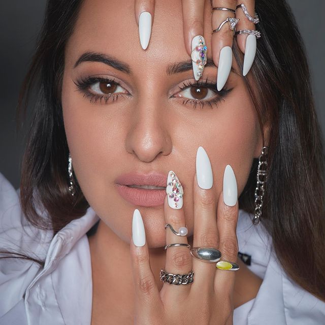 Sonakshi Sinha - #JalebiBaby - not just a song but these... | Facebook