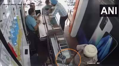 CCTV : बंदुक दाखवताना चुकून ट्रिगर दाबला गेला, पोलिसाच्या बेजबाबदारपणा तरुणाला भोवला