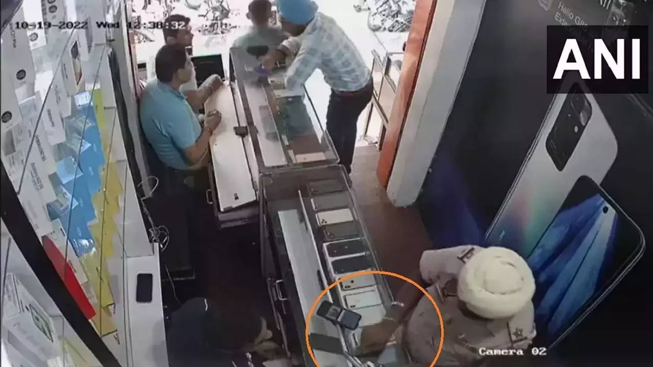 CCTV : बंदुक दाखवताना चुकून ट्रिगर दाबला गेला, पोलिसाच्या बेजबाबदारपणा तरुणाला भोवला