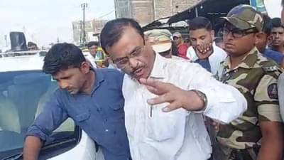 खराब रस्ते असल्याने नागरिकांनी मनपा आयुक्तांना घेरलं, अंगावर थेट गटारीचे पाणी आणि चहा फेकला, कुठे घडलं?