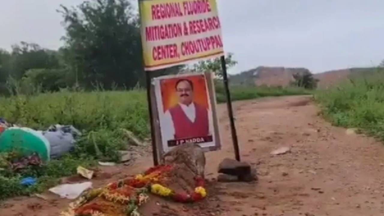 राष्ट्रीय नेत्याची कबर खोदली; अन् फोटोही लावला; स्मृती इराणी भडकल्या... राष्ट्रीय नेत्याची कबर खोदली; अन् फोटोही लावला; स्मृती इराणी भडकल्या...