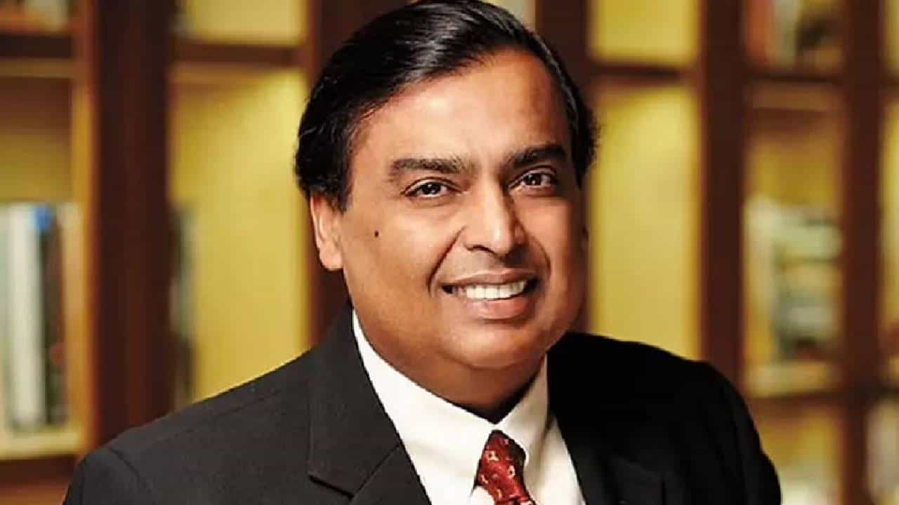 अंबानी आता मिठाईचंही दुकान उघडणार, ग्राहकांसाठी घेऊन आलेत खास मिठाई...