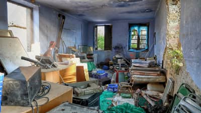 Home Vastu Tips : दिवाळीची साफसफाई करताना या वस्तु लगेच फेकून द्या; नाही तर मागे अशी पणवती लागेल की…