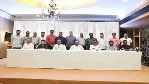 क्रिकेट मॅचवरुन राजकारण करणारी राजकीय मंडळी क्रिकेटच्या संस्थांच्या निवडणुका लागल्या एकत्र येतात आणि...