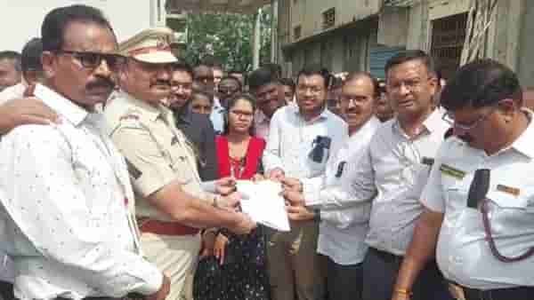 आयुक्तांच्या अंगावर गटारीचं पाणी फेकलं,मनपाच्या कर्मचाऱ्यांनी केले लेखणीबंद आंदोलन