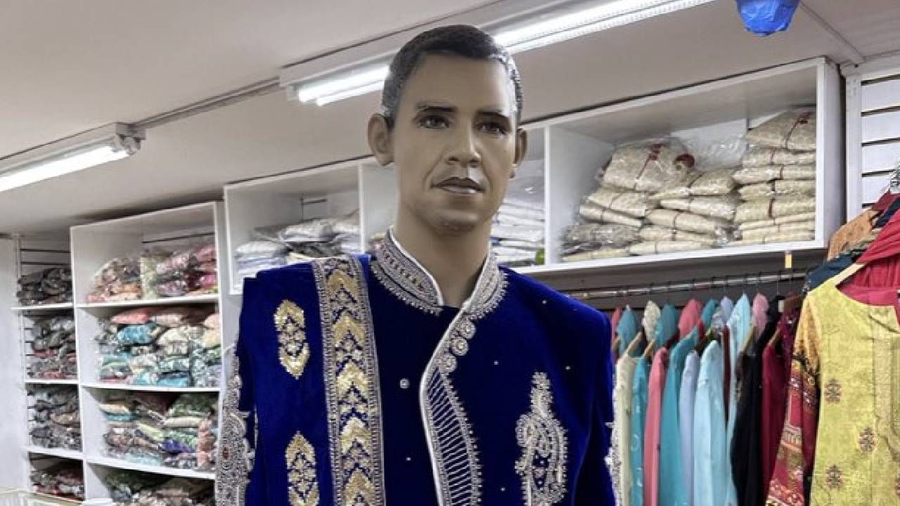 शेरवानी घातलेल्या ओबामांना पाहायला गर्दीच गर्दी! कपड्याच्या दुकानात बराक ओबामांचा पुतळा शेरवानी घातलेल्या ओबामांना पाहायला गर्दीच गर्दी! कपड्याच्या दुकानात बराक ओबामांचा पुतळा