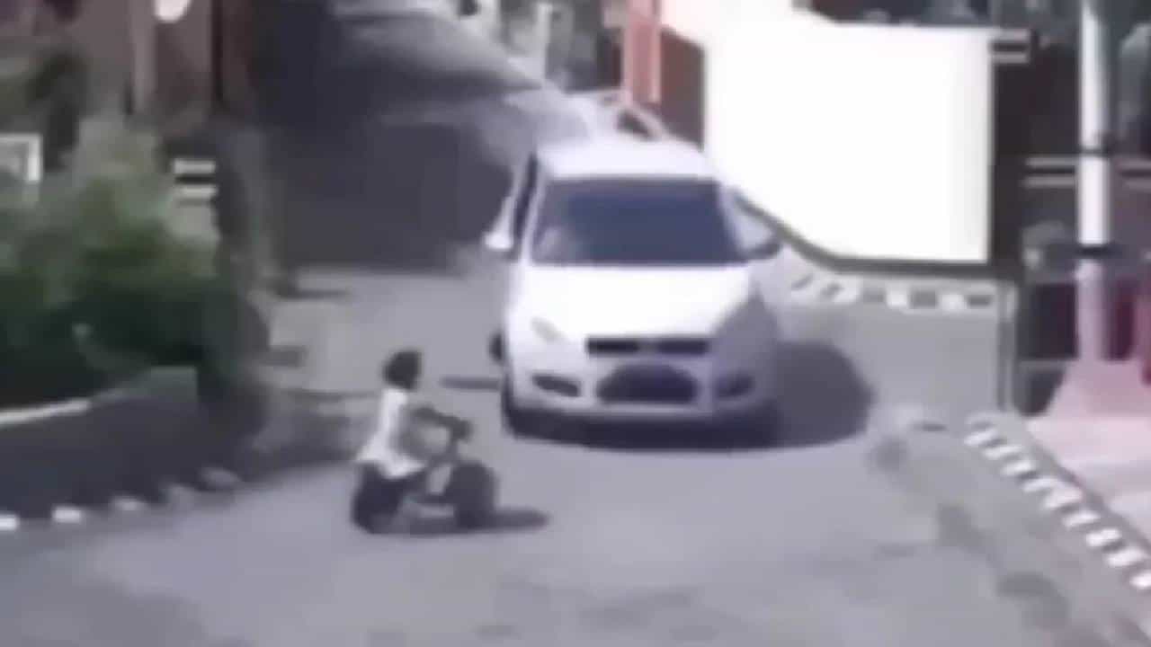 VIDEO : दैव बलवत्तर म्हणून... रस्त्यावर सायकल चालवत होती, कारखाली आली; पण...