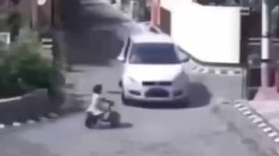 VIDEO : दैव बलवत्तर म्हणून... रस्त्यावर सायकल चालवत होती, कारखाली आली; पण...