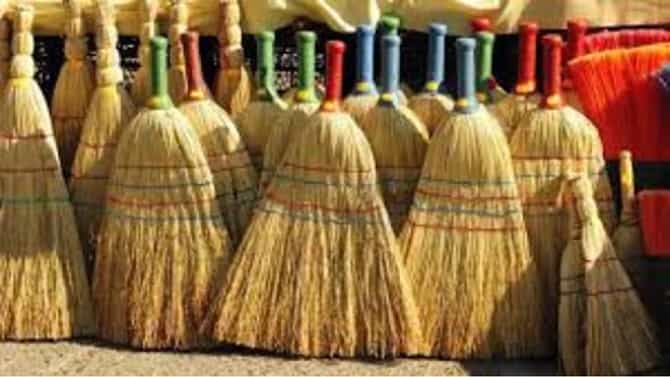 Diwali 2022: धनत्रयोदशीला झाडणीचे हे पाच उपाय करेल सर्व आर्थिक समस्या दूर