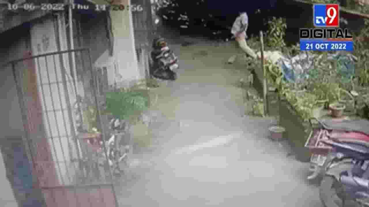 शिक्षकेच्या घरात चोरी, घटना सीसीटव्हीमध्ये कैद