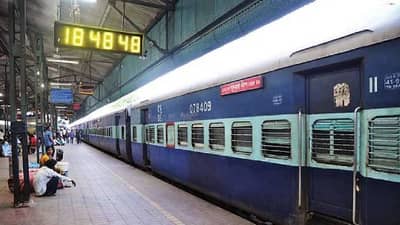 दिवाळीत रेल्वेचा झटका, प्लॅटफॉर्मवर जावं की जाऊ नये?, प्लॅटफार्म तिकीट चारपटीने महागले; तिकिटाची किंमत...