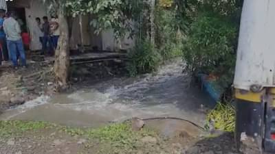 खेळता खेळता नाल्यात पडला चिमुरडा, मात्र दैव बलवत्तर होते म्हणून...