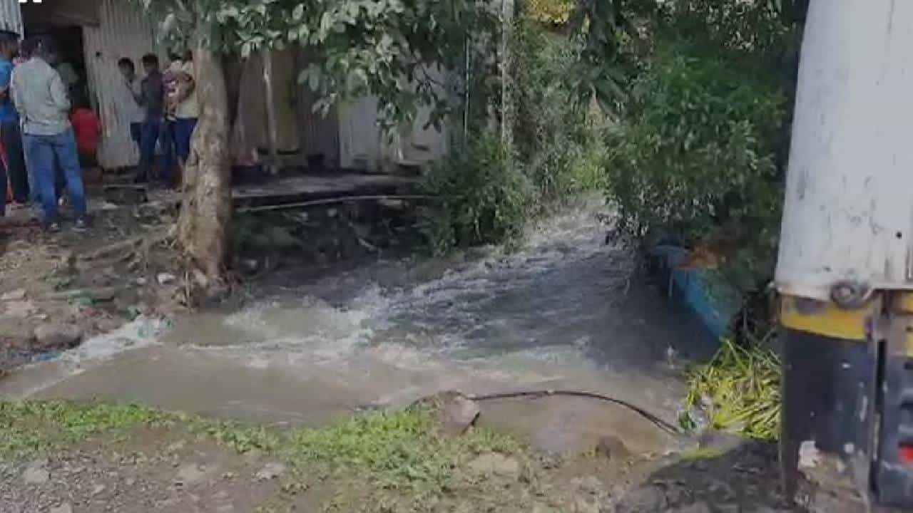 खेळता खेळता नाल्यात पडला चिमुरडा, मात्र दैव बलवत्तर होते म्हणून...