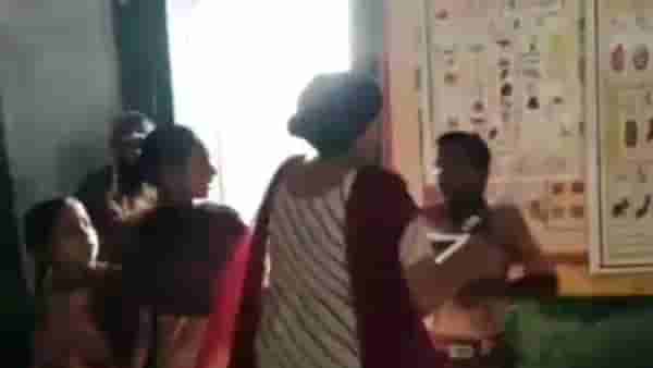 विद्यार्थ्यांना मारत होती शिक्षिका, मुख्याध्यापिकेने रोखले; संतप्त शिक्षिकेने केले हे धक्कादायक कृत्य