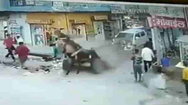 ना टांगा पलटी, ना गाढव फरार, कारच्या धडकेनंतर झालं असं काही, पाहा थरारक VIDEO