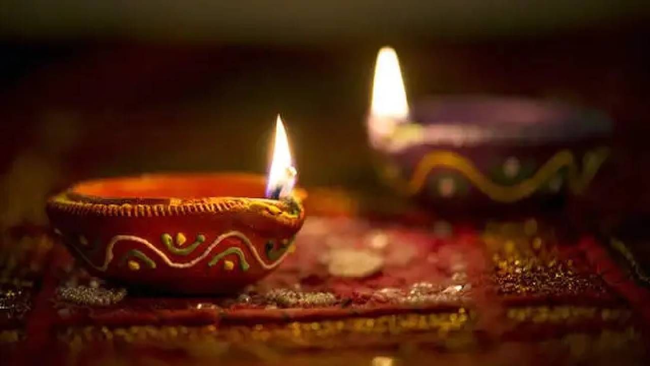 Diwali 2022: दिवाळीच्या दिवशी केलेल्या या उपायांनी घरात वर्षभर राहील लक्ष्मीचा वास