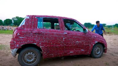 कारवर लावले एक लाख फटाके, धमाका झाल्यानंतर काय झाले पहा