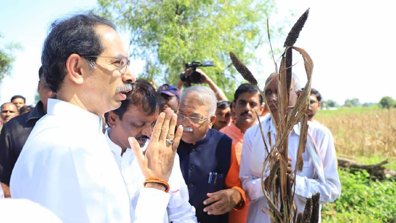 आम्ही कायम शेतकऱ्यांच्या पाठिशी, त्यांचा आवाज होऊन रस्त्यावर उतरणार’, उद्धव ठाकरेंची घोषणा