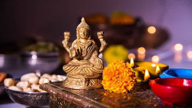 Diwali 2022: लक्ष्मी पूजनासाठी लक्ष्मीची मूर्ती घरी आणत आहात? या चुका अवश्य टाळा