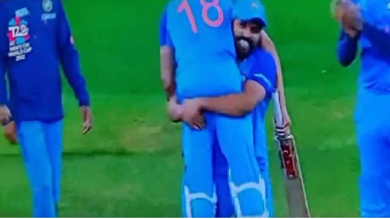 IND vs PAK T20 World Cup: जिंकल्यानंतर रोहित शर्माने Virat Kohli ला चक्क खांद्यावर उचललं, पहा VIDEO