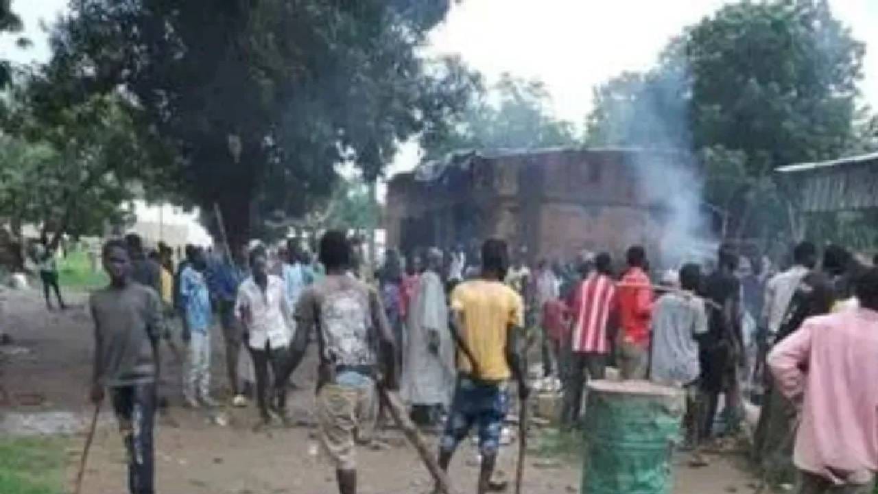 जमिनीसाठी नरसंहार, आफ्रिका खंडातील सूदान, सुडाने पेटले...220 जणांची कत्तल जमिनीसाठी नरसंहार, आफ्रिका खंडातील सूदान, सुडाने पेटले...220 जणांची कत्तल