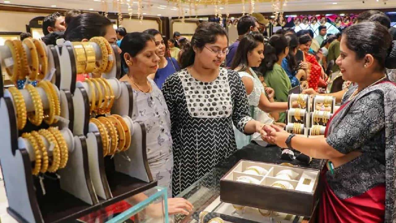 Dhanteras : धनत्रयोदशीला लाखो कोटींची उलाढाल..व्यापाऱ्यांची चांदीच चांदी