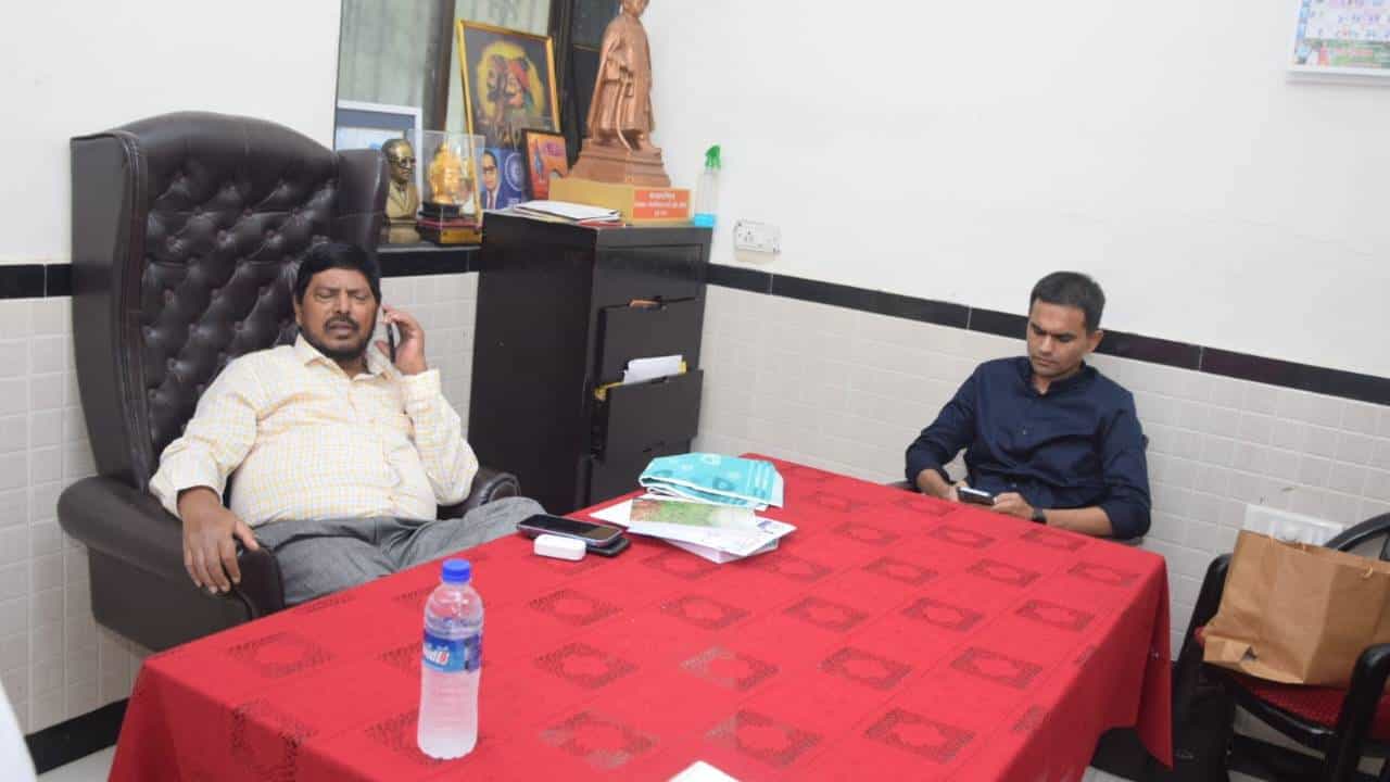 समीर वानखेडे रामदास आठवले यांच्या भेटीला