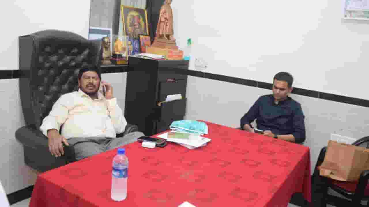 समीर वानखेडे रामदास आठवले यांच्या भेटीला समीर वानखेडे रामदास आठवले यांच्या भेटीला