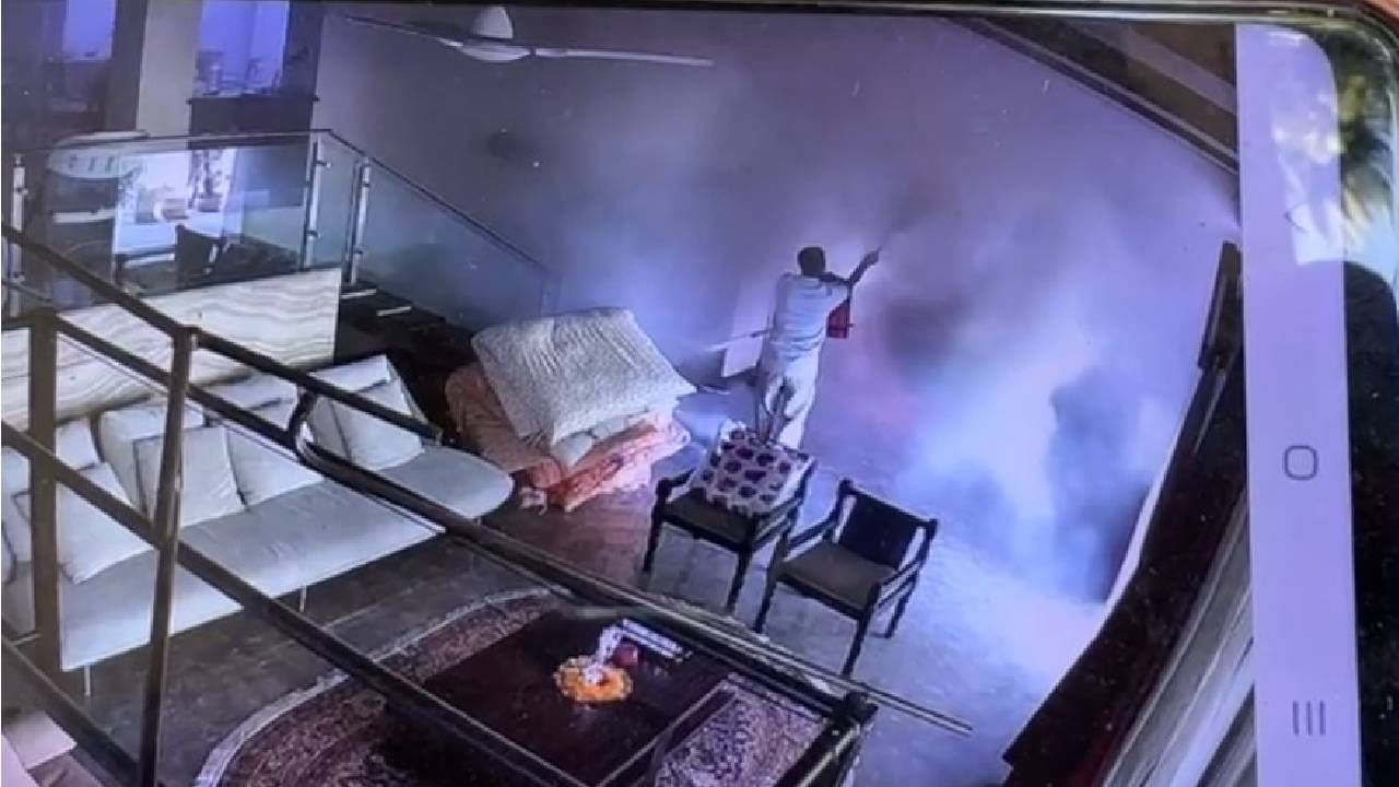 इकडं दिवाळीचा उत्साह, तिकडं एसीचा स्फोट, घटना सीसीटीव्ही कॅमेऱ्यात कैद इकडं दिवाळीचा उत्साह, तिकडं एसीचा स्फोट, घटना सीसीटीव्ही कॅमेऱ्यात कैद
