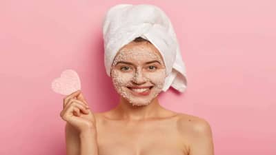 Face Scrub: डेड स्किन काढण्यासाठी करून पहा हे सोपे उपाय