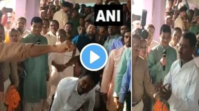 मुख्यमंत्र्यांच्या हातावर चाबकाचे फटके कोण मारतंय? काय आहे हा प्रकार? व्हिडिओ Viral का होतोय?