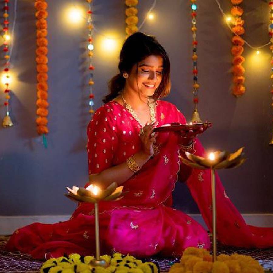 सध्या रसिका सुनीलचे दिवाळीमधील सुंदर फोटो हे मोठ्या प्रमाणात व्हायरल होत आहेत. तिने हे दिवाळीनिमित्त खास फोटोशूट केलं आहे.