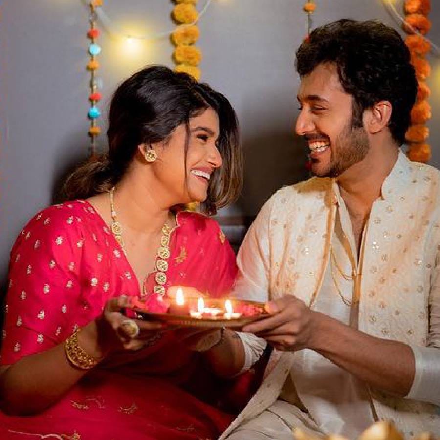 या वेळी रसिकाने लाल रंगाची साडी परिधान केली असून तिने हा लूक पूर्ण करण्यासाठी गळ्यामध्ये ज्वेलरी घातली आहे. 