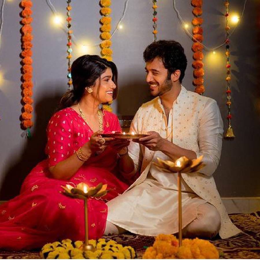 रसिकाने लक्ष्मीपूजनाच्या दिवशी आपल्या पती Aditya Bilagi सोबत फोटोशूट केलं आहे. त्या दोघांचे फोटो तिने शेअर करत तिने सर्वांना शुभेच्छा दिल्या आहेत. 