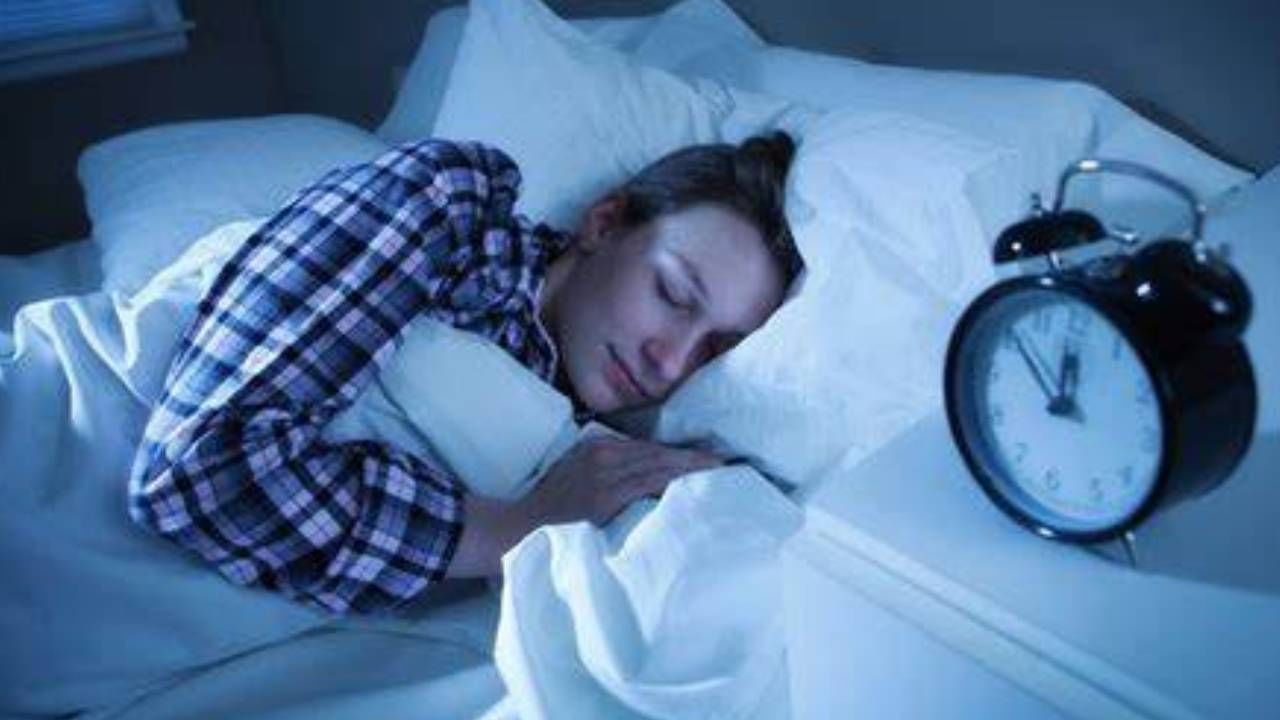 ही लक्षणे दिसत असतील तर समजा तुम्हाला अधिक झोपेची आहे गरज, करू नका दुर्लक्ष