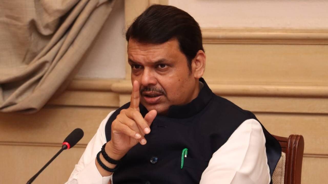 पक्षाच्या मान्यतेसाठी निवडणूक आयोगाला प्रतिज्ञापत्र द्यावी लागतात का?; फडणवीस यांच्या 'त्या' विधानाने ठाकरे गटाची हवागुल? पक्षाच्या मान्यतेसाठी निवडणूक आयोगाला प्रतिज्ञापत्र द्यावी लागतात का?; फडणवीस यांच्या 'त्या' विधानाने ठाकरे गटाची हवागुल?