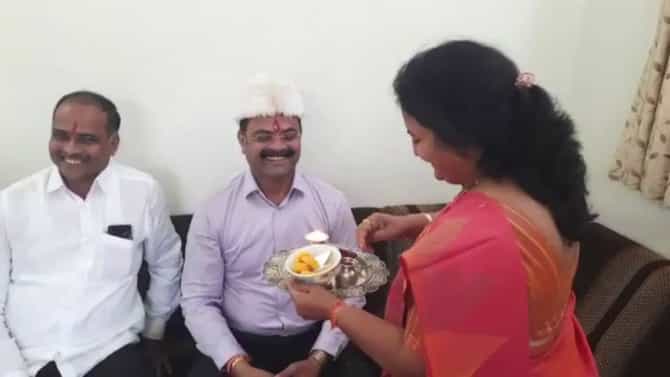 शिंदे गटाच्या या आमदाराची ठाकरे गटात असलेल्या बहिणीकडे जाऊन भाऊबीज साजरी